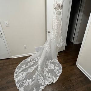 Brand new with tags stunning wedding gown size 8